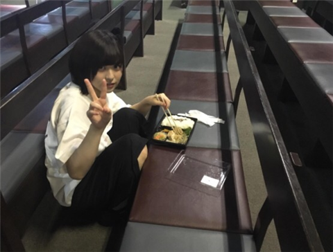 【悲報】 チーム8 佐藤栞、AKB劇場で1人寂しく…すき焼き弁当を食べる………