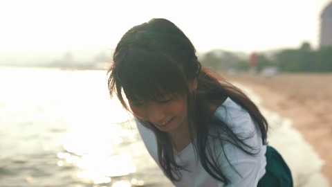 【画像】横山由依(ゆいはん)がいろどり日記のDVDの特典映像でまた胸元ゆるゆるな服着ておっぱいポロリ寸前になってる